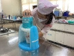 かき氷を作る生徒①