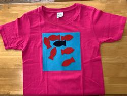 ピンク色のTシャツにフェルトシールで海と魚を装飾しました。