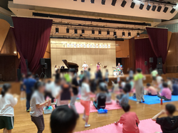 バンドの演奏に合わせて楽しく歌って踊っています。