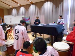 大太鼓を叩く生徒の写真