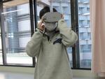 教員によるVRゴーグル使用の様子