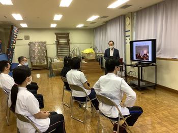 お話する東郷先生の写真