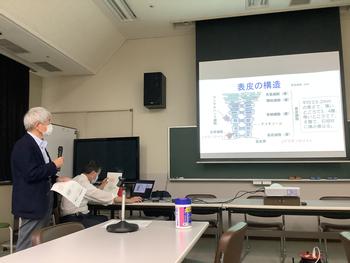 大型モニターを使用し、表皮の構造について説明される矢野忠教授