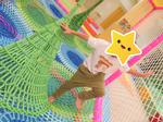網状のアスレチックで遊んでいる様子。