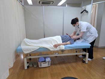 あん摩実技の様子２