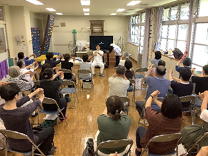 講義後の休憩時間中にストレッチする様子