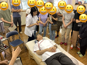 珍しいお灸で、まぶたの上にくるみを載せ、その上からお灸をしている様子