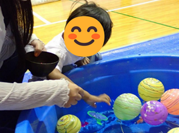 ヨーヨーつりを楽しんでいる写真