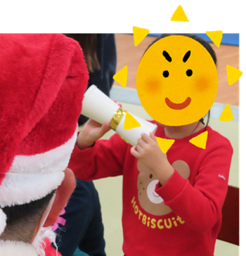 サンタさんから貰った紙コップギターを見ている様子。 サンタさんから貰った紙コップギターを見ている様子。