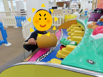 ゲームセンターのワニワニパニックで遊んでいます。