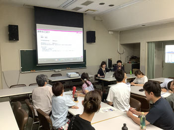 写真1 株式会社フレアス様にご講演頂いている様子です。 写真1 株式会社フレアス様にご講演頂いている様子です。