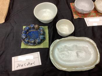 写真1 「みゃくみゃく」 椀が2つ、お皿が2つです。みゃくみゃくのお皿は色が青く、ビー玉位の大きさのポコポコが数珠のように周りについています。 写真1 「みゃくみゃく」 椀が2つ、お皿が2つです。みゃくみゃくのお皿は色が青く、ビー玉位の大きさのポコポコが数珠のように周りについています。