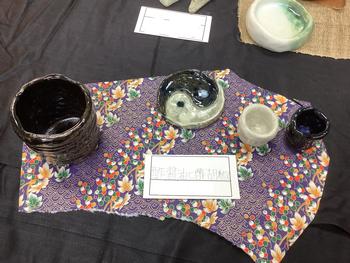 写真2:「酢醤油と酢胡椒」 湯飲み、小鉢2つ、醤油皿です。醤油皿は陰陽太極図になっていて、2種類の調味料 写真2:「酢醤油と酢胡椒」 湯飲み、小鉢2つ、醤油皿です。醤油皿は陰陽太極図になっていて、2種類の調味料