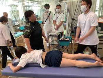 　先日、理療科３年生を対象に「スポーツ鍼灸校内研修会」を行いました。講師に榎本恭子　先生をお招きして、お話を伺い、実技もしていただきました。