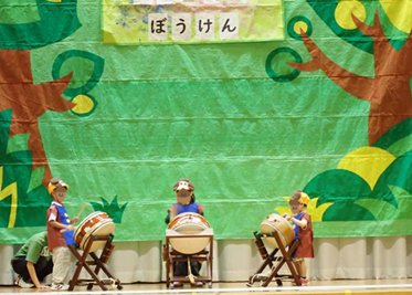 ゴリラさんたちが音楽に合わせて太鼓をたたいています